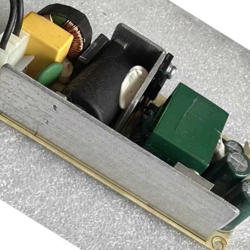 Demontaż używanego zasilacza V – Ac Power Supply recenzja i cena
